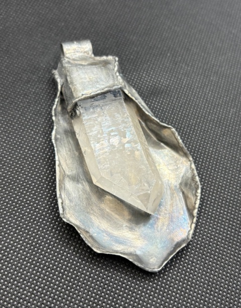 Zawieszka z kryształem górskim