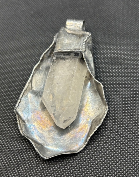 Zawieszka z kryształem górskim