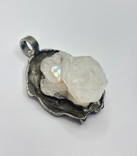 Zawieszka z kryształem górskim