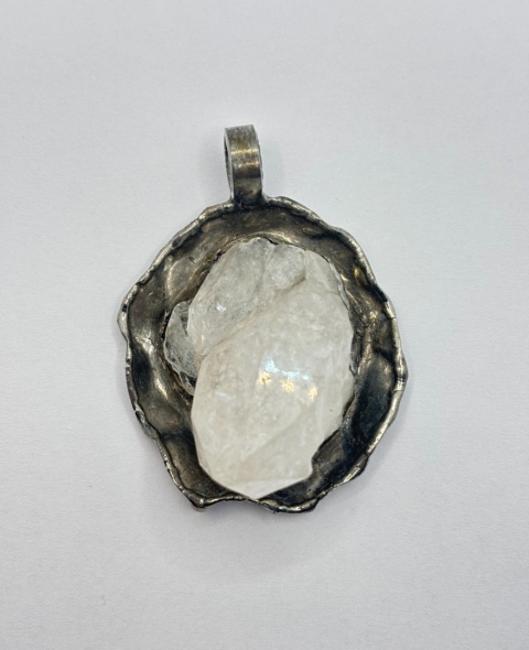 Zawieszka z kryształem górskim