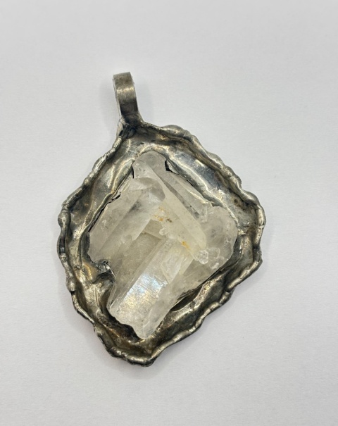 Zawieszka z kryształem górskim