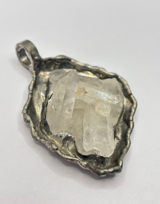 Zawieszka z kryształem górskim