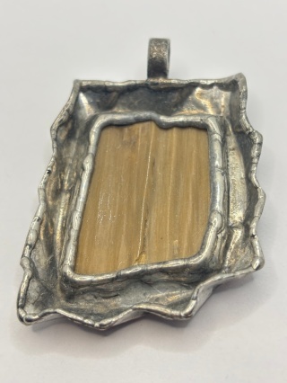 Zawieszka ze skamieniałym drewnem