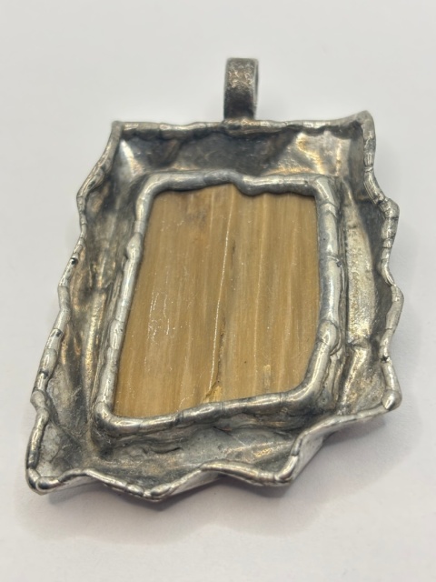 Zawieszka ze skamieniałym drewnem